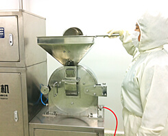 漢方原料・素材の粉砕を行う機械