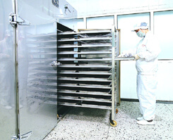 漢方原料・素材の乾燥を行う機械